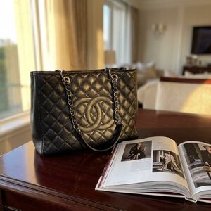 Authentic Chanel Grand Shopping Tote (GST)
Caviar Leather | Silver Hardware 🖤